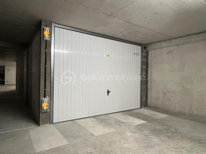 Parking / Garage - 167 m²