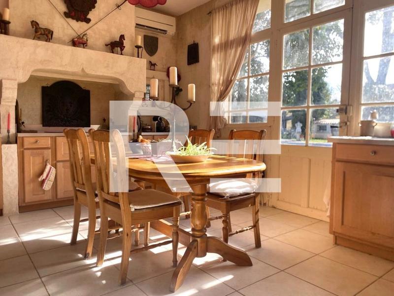 Maison de maîtres - 300 m² - 8 pièces