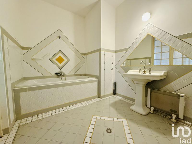 Maison - 1 000 m² - 11 pièces