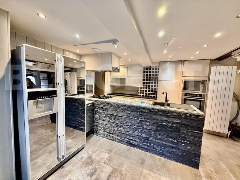 Maison - 225 m² - 8 pièces