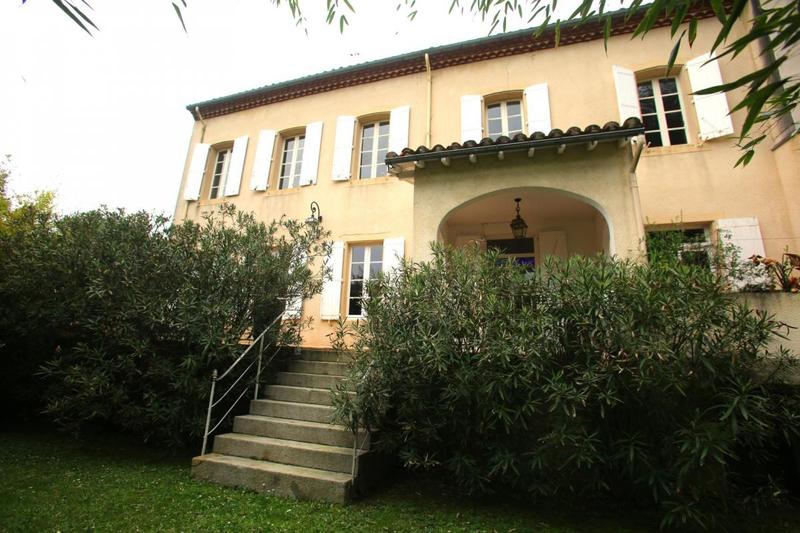 Maison de maîtres - 331 m² - 9 pièces