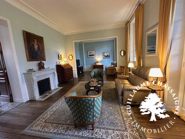 Maison traditionnelle - 290 m² - 8 pièces