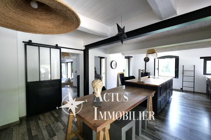 Maison - 233 m² - 8 pièces