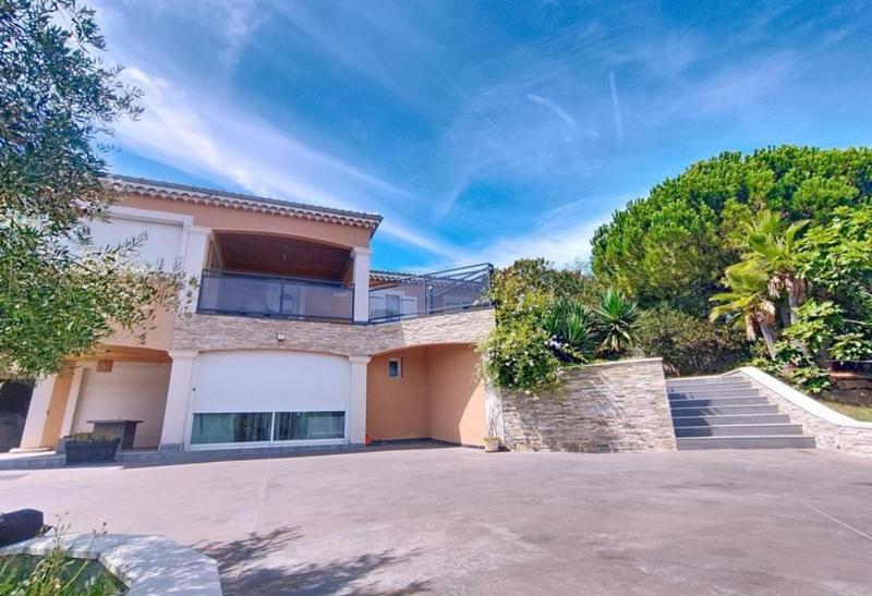 Maison - 225 m² - 9 pièces