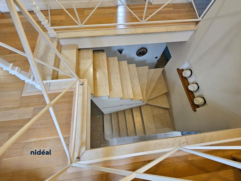 Maison - 201 m² - 7 pièces