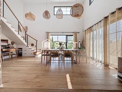 Maison - 212 m² - 8 pièces