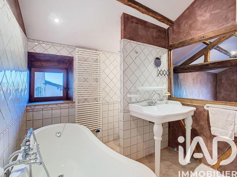 Maison - 239 m² - 8 pièces