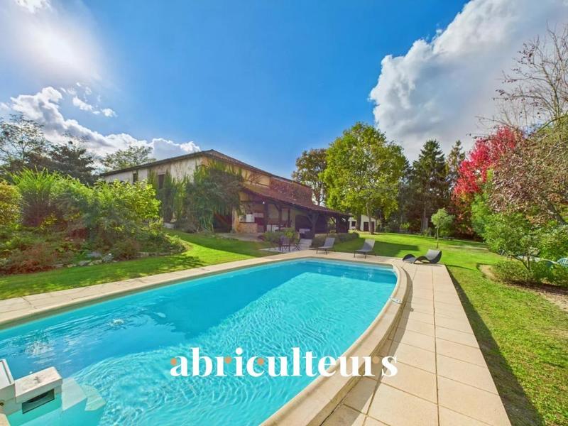 Propriété - 235 m² - 8 pièces