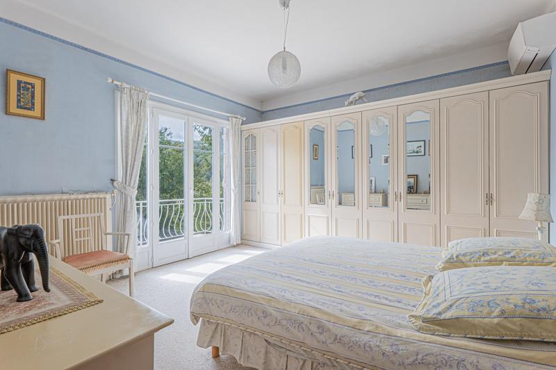 Maison - 241 m² - 8 pièces