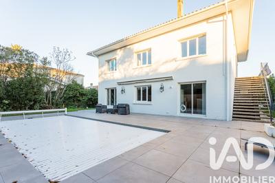 Maison - 208 m² - 8 pièces