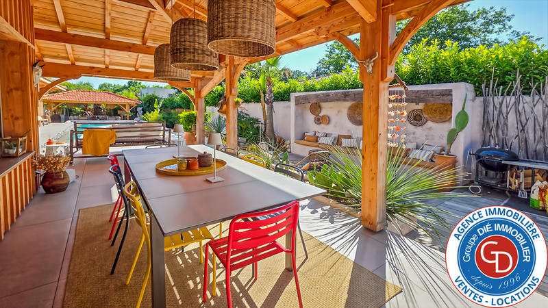 Maison - 250 m² - 6 pièces