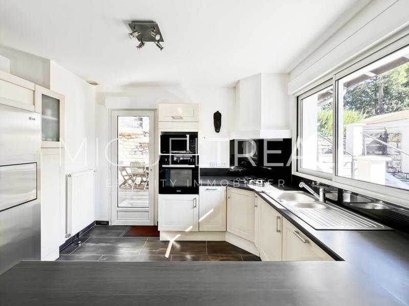 Maison - 214 m² - 8 pièces