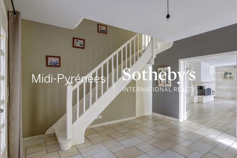 Maison - 270 m² - 10 pièces