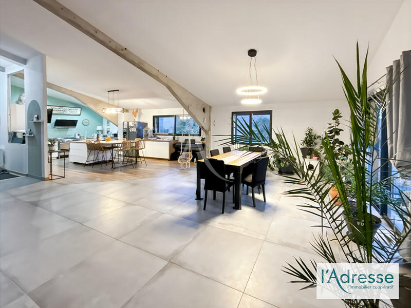 Maison - 202 m² - 5 pièces