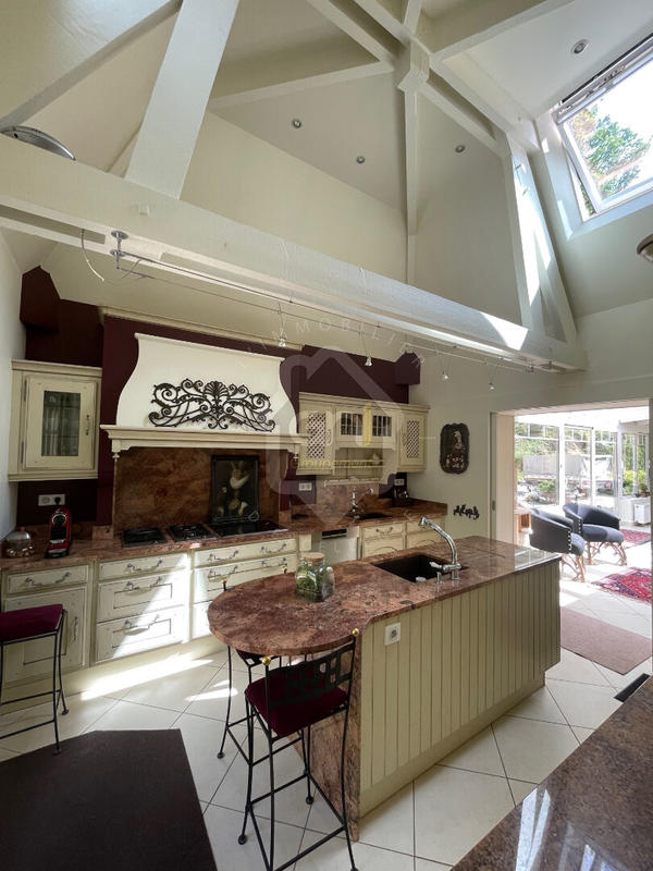 Maison - 270 m² - 8 pièces