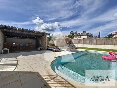 Maison - 215 m² - 6 pièces