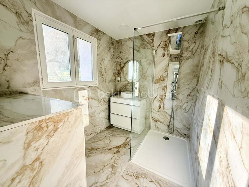 Propriété - 195 m² - 9 pièces