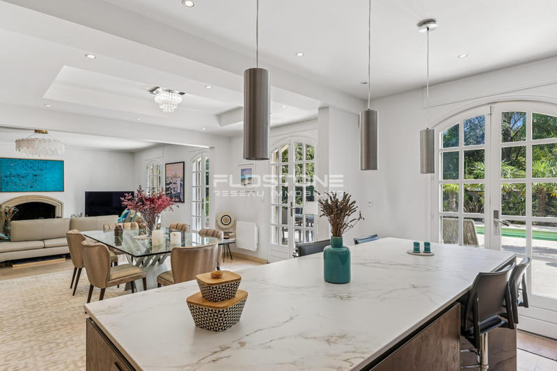 Maison - 240 m² - 8 pièces