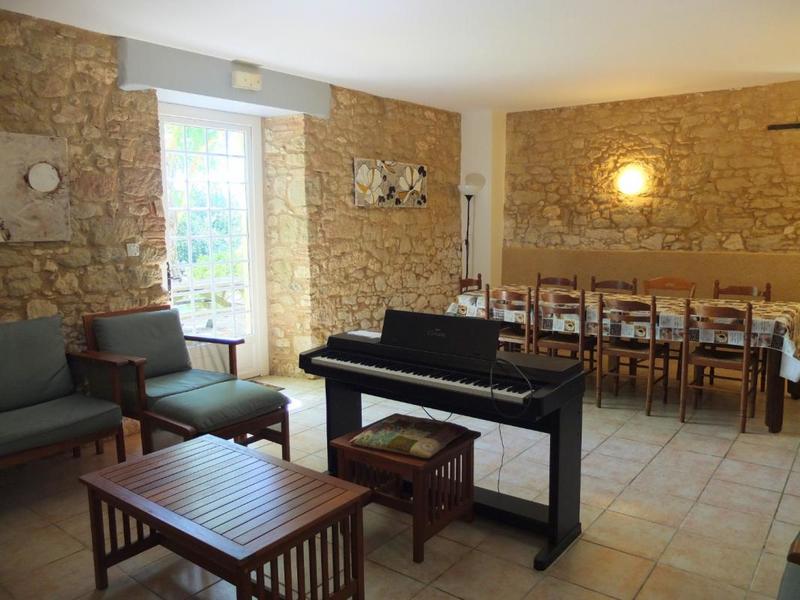 Maison - 1 122 m² - 22 pièces