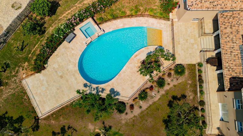 Propriété - 210 m² - 5 pièces