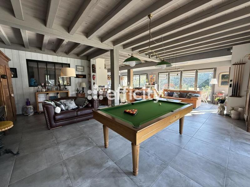 Pavillon - 243 m² - 7 pièces