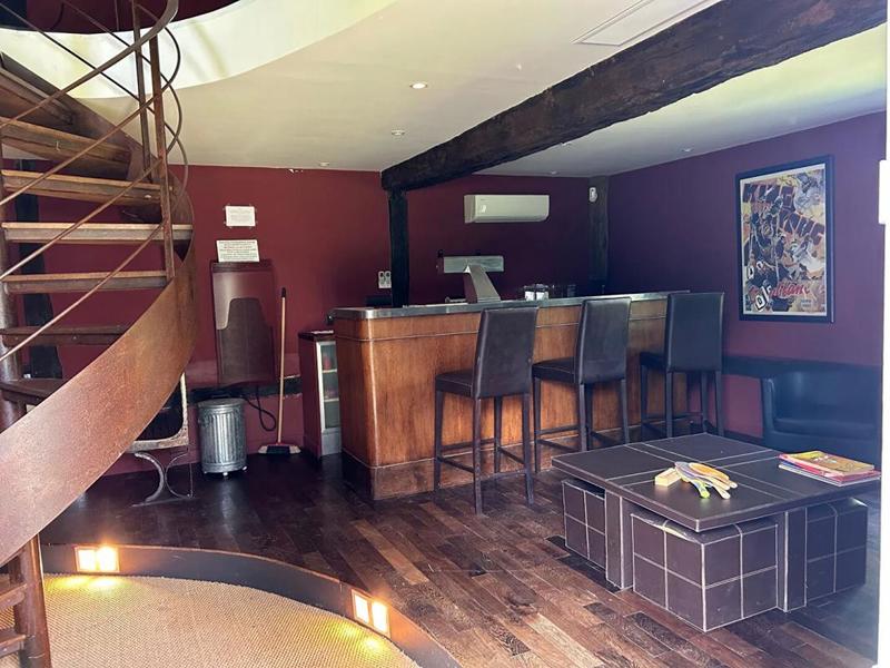 Maison - 300 m² - 11 pièces