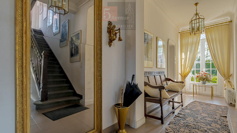 Maison - 430 m² - 12 pièces