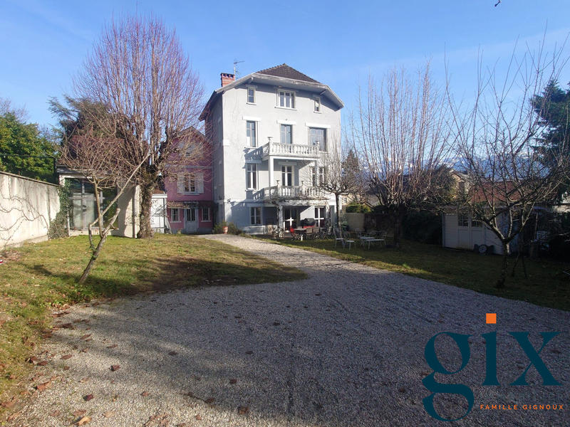 Maison - 266 m² - 8 pièces