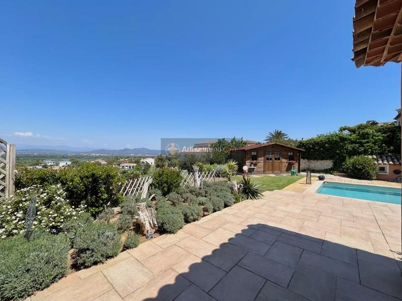 Maison - 220 m² - 6 pièces