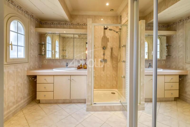 Maison - 207 m² - 7 pièces