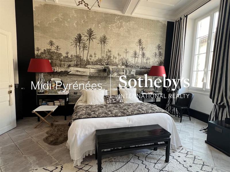 Maison - 465 m² - 10 pièces