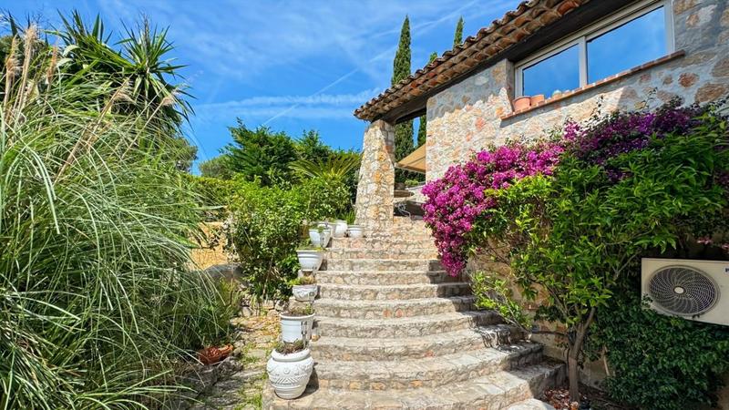 Maison - 220 m² - 5 pièces