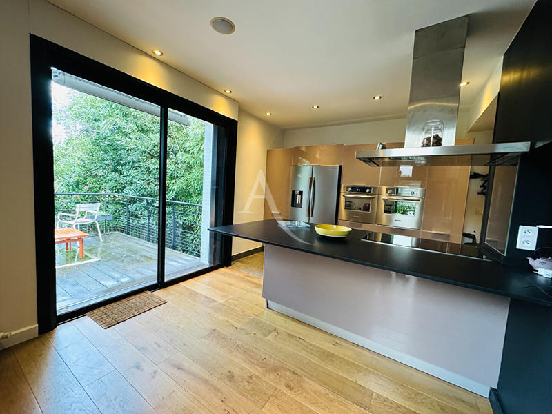 Maison - 254 m² - 10 pièces