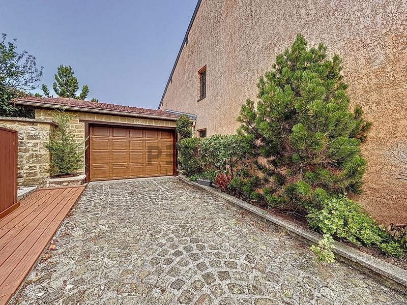 Maison - 352 m² - 8 pièces