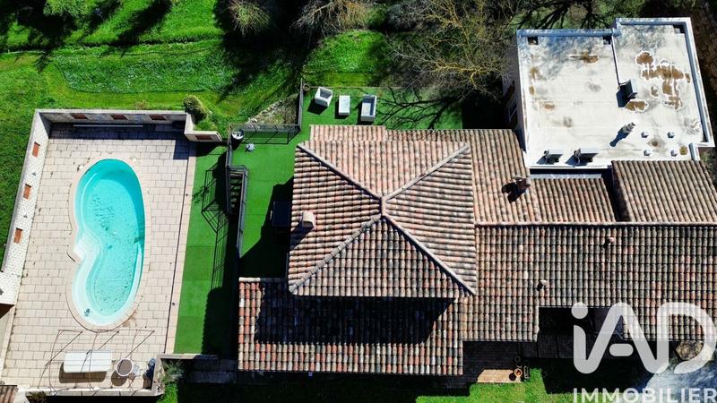 Maison - 230 m² - 8 pièces