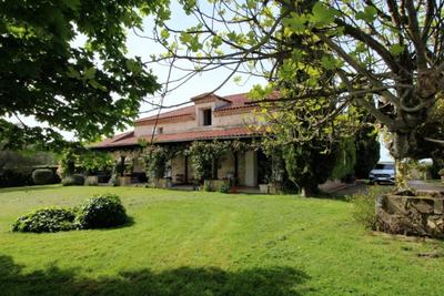 Propriété - 253 m² - 8 pièces