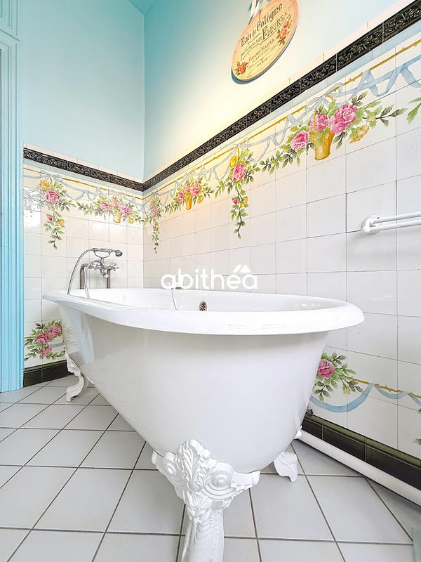 Maison - 370 m² - 12 pièces