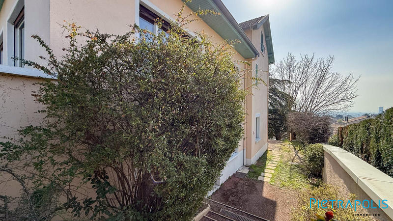 Maison - 250 m² - 8 pièces