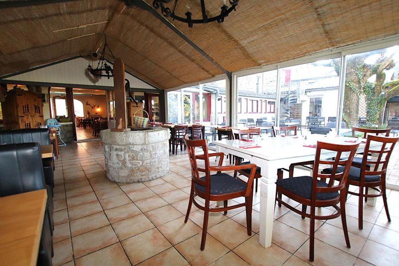 Maison - 1 300 m² - 40 pièces