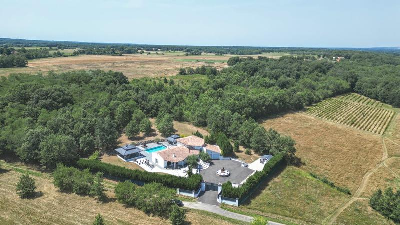 Propriété - 245 m² - 7 pièces