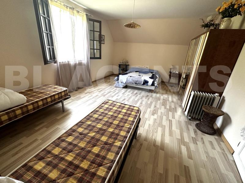 Maison - 233 m² - 9 pièces