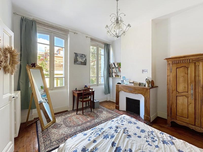 Maison - 216 m² - 9 pièces