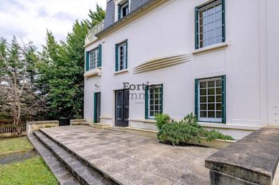 Demeure - 297 m² - 8 pièces