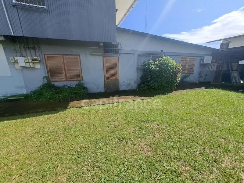 Maison - 338 m² - 8 pièces