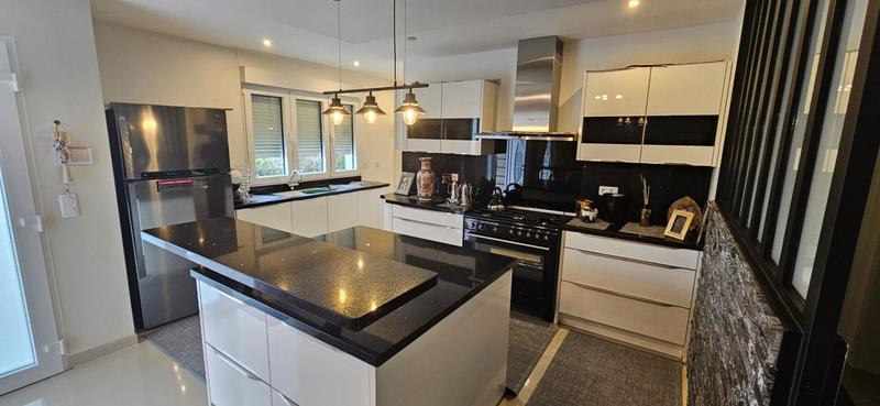 Maison - 207 m² - 7 pièces