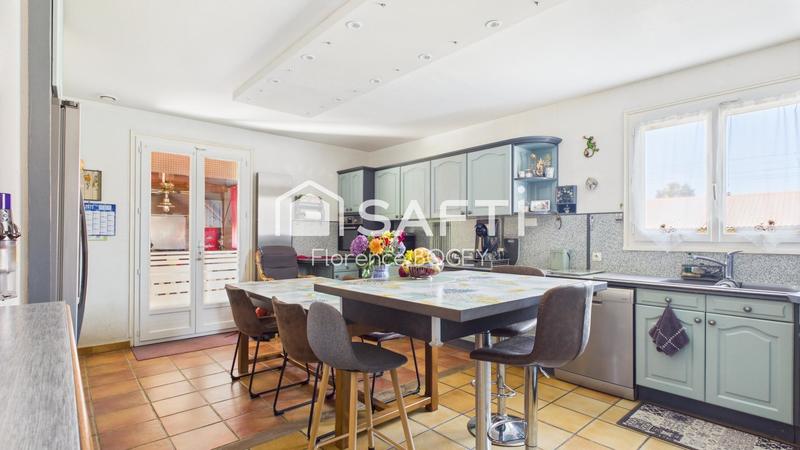 Maison - 234 m² - 8 pièces