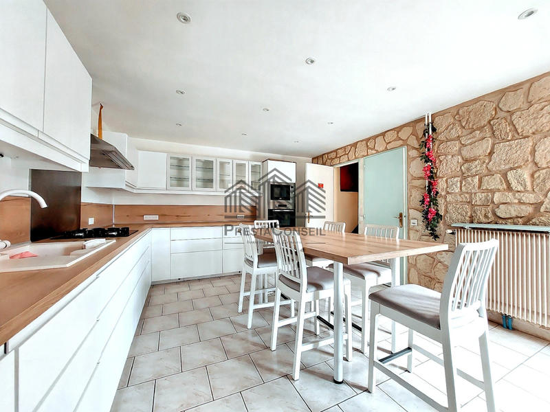 Maison - 198 m² - 7 pièces