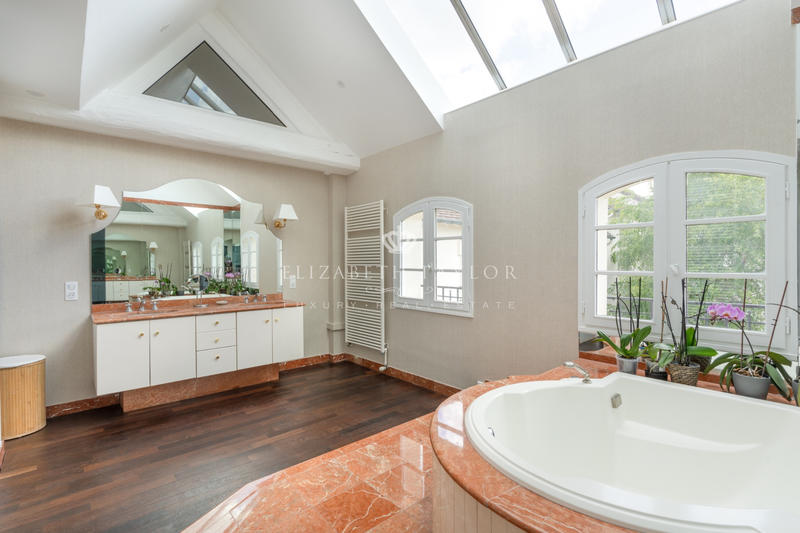 Maison - 864 m² - 14 pièces