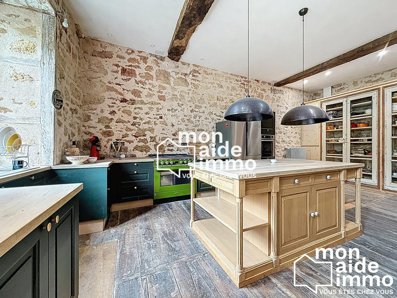 Maison - 300 m² - 12 pièces