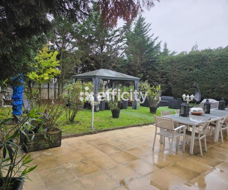 Maison - 163 m² - 8 pièces